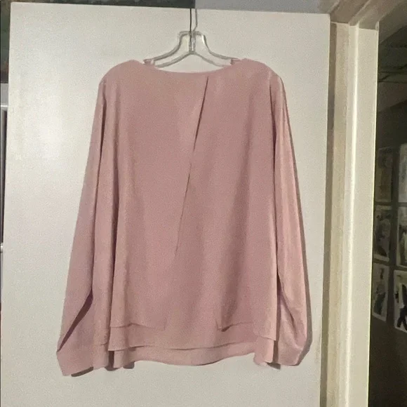 White House|Black Market pink long sleeve blouse with lovely back detail NWT - Picture 4 of 9